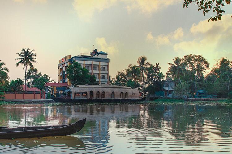 Hotel Royal Riviera Kumarakom Exterior foto